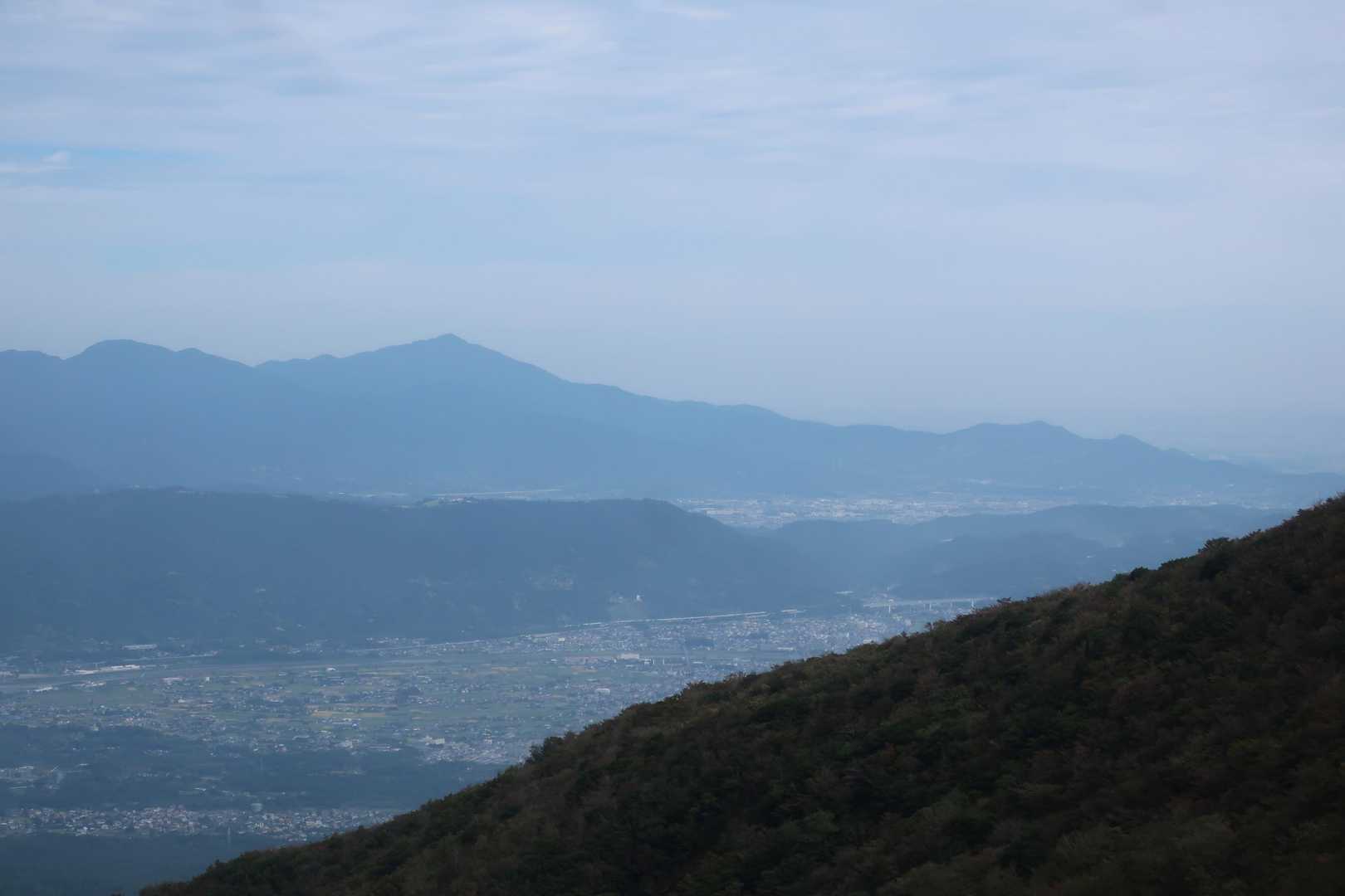 大山と秦野盆地。
私の住む渋沢からは松田山に遮られて明神ヶ岳は見えません。
そして木々のトンネルの中に入ります。
