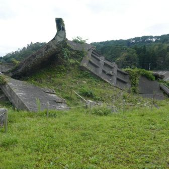 崩れた防潮堤