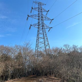 ダムから電気を引っ張っているので立派な鉄塔が随所に見られます。鉄塔かっこいいです。