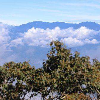 金峰山から北奥千丈岳。
この辺りは麓の建物も見える。