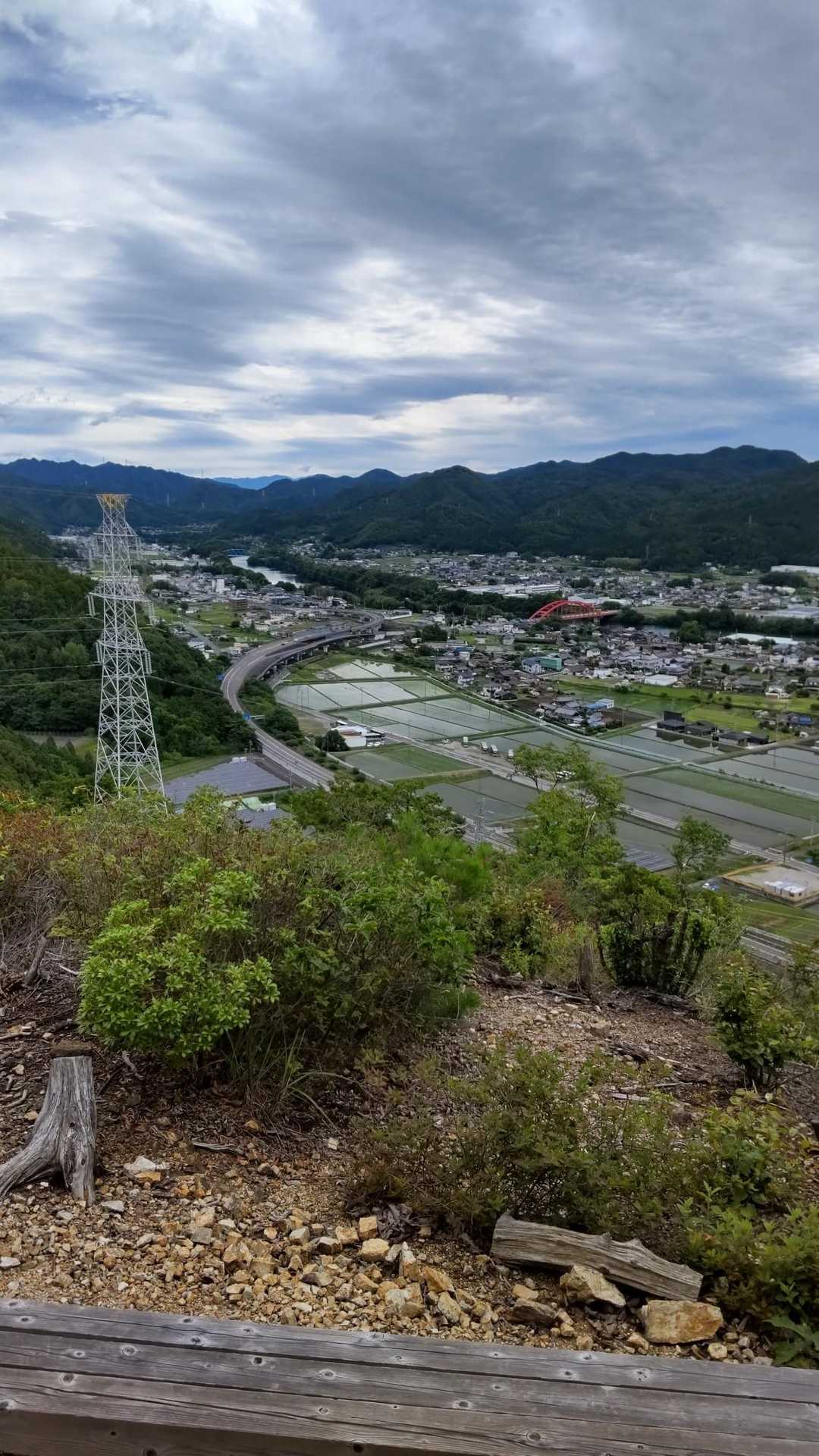 展望ベンチから納古山方面。川辺の町が見えます。