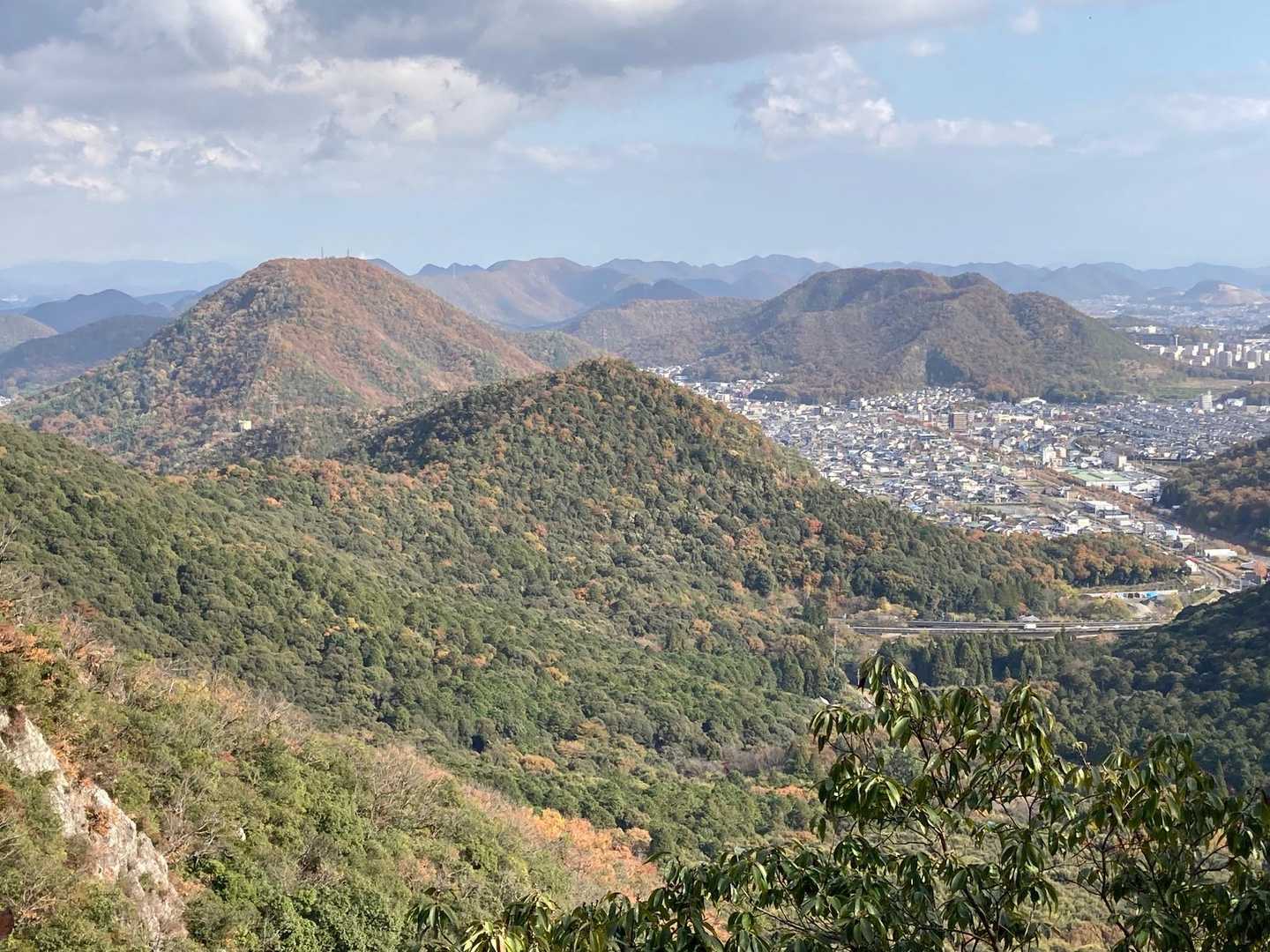妙見峠発着｜岐阜市街を眼下にながめる金華山の写真