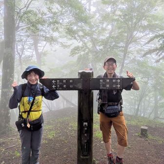 湯船山⛰️登頂🚩
記念にパチリ📷️
山形から遠征されたお兄さんに撮って頂きありがとうございました🙇‍♀️