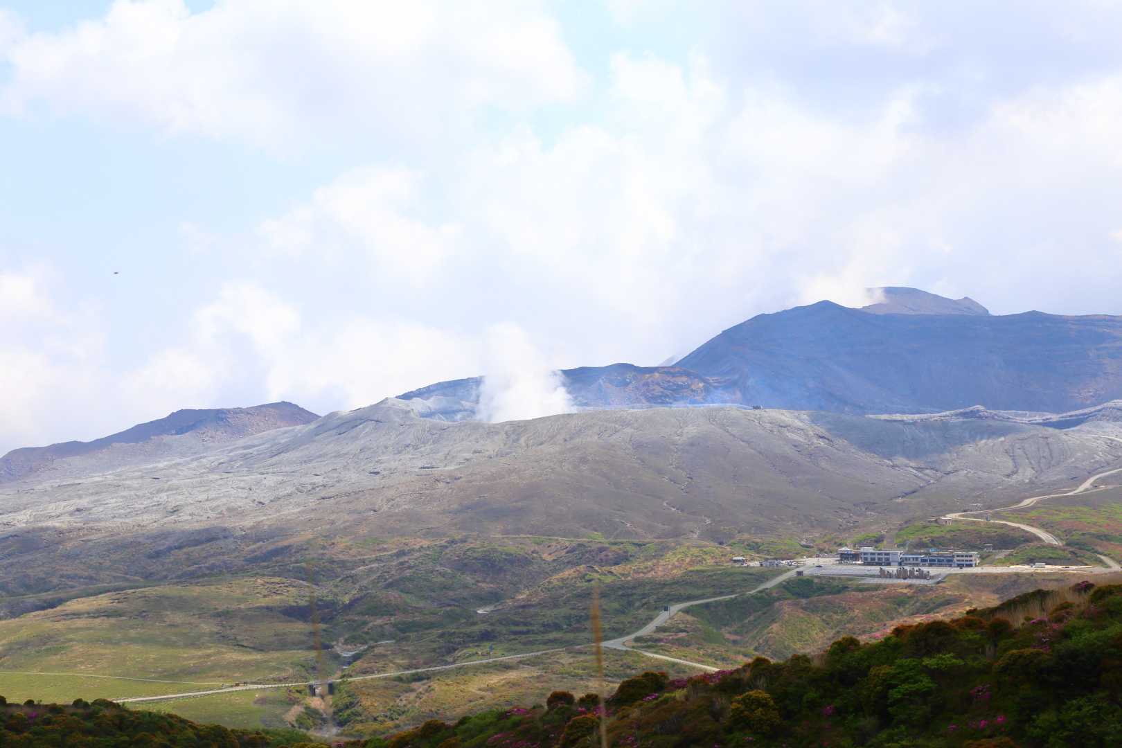 烏帽子岳周回 | 草千里ヶ浜と噴煙を山頂で一望できる、気軽に登れる阿蘇定番コースの写真