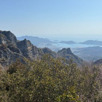 南東側
裏八景の岩越しに眺める