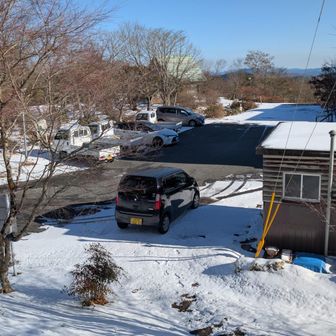 駐車場に戻ると車が一杯！
天空のカフェは閉店した筈ですが、お店の中に何名か座っていました。
お疲れ様会でもやるのかな？