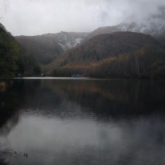 早朝の大正池、、雨
