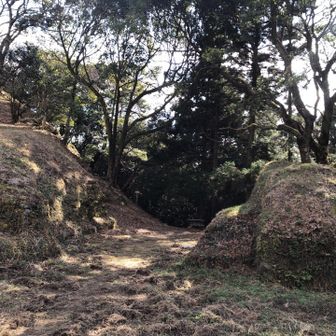 焼米ヶ原すぐそばの太宰府口城門跡
前に撮った時は雪でお化粧してたね(https://yamap.com/activities/37710121/article#image-515931725)
ずも～っとしてて(分かる人には分かる擬音)結構大きさあります