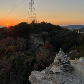 夕日が小豆島に沈んでいきます。右奥に 高御位山（播磨富士）。