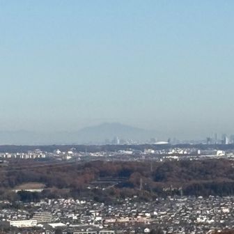 遠くに筑波山が霞んでいる