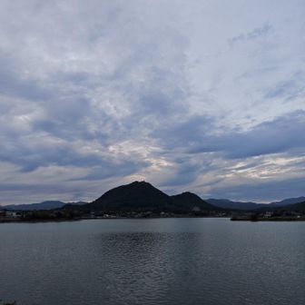 南東に上佐山が見えます