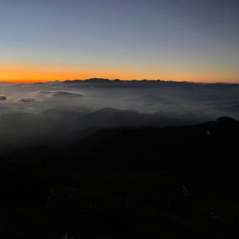 登っている途中、明るくなってきました。
中央アルプスの山々の影が良い感じです👍