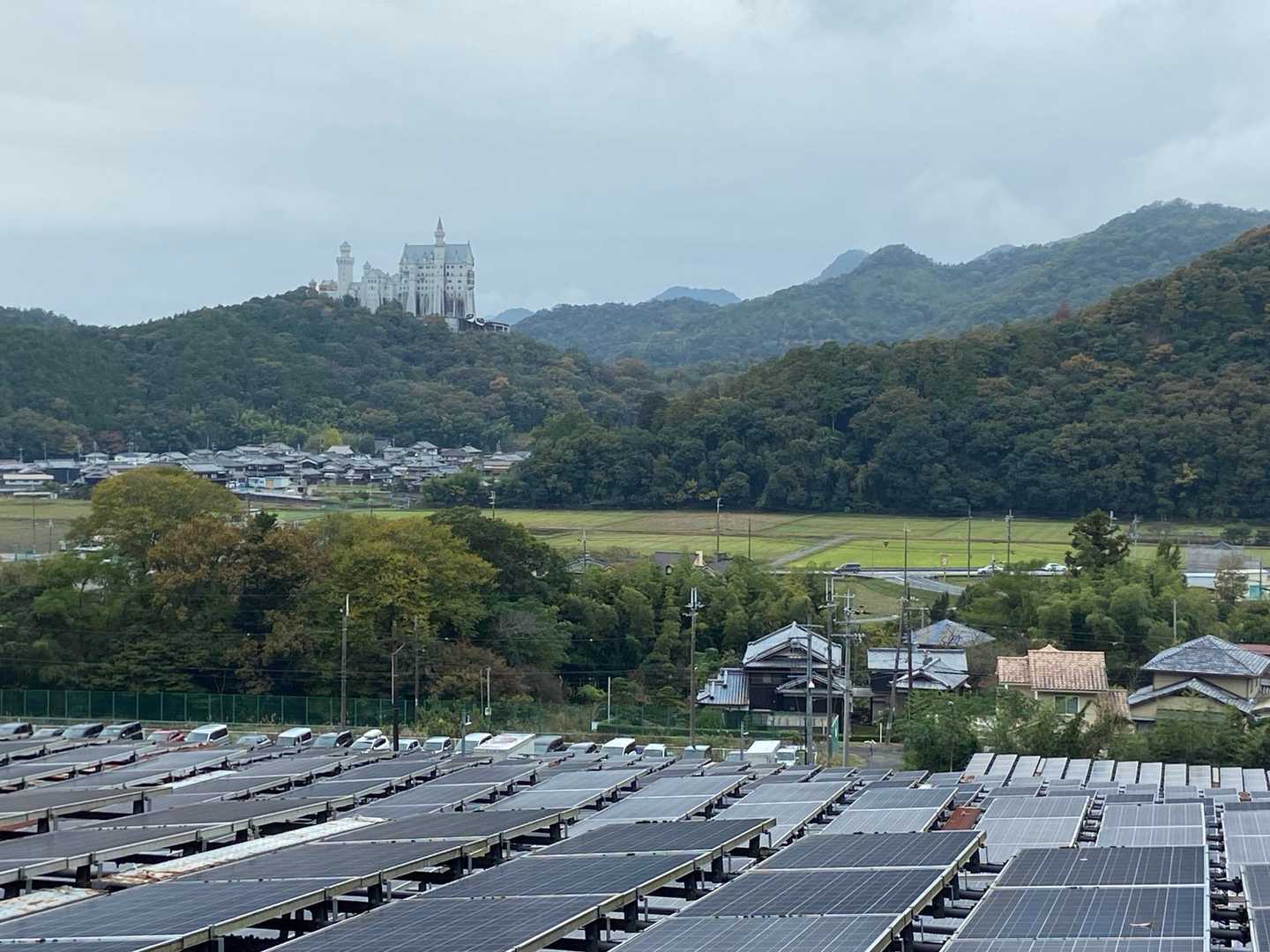 刀出坂登山口より出発　🚾無し
駐車場はほぼ満車
向かいの山には太陽公園🏰