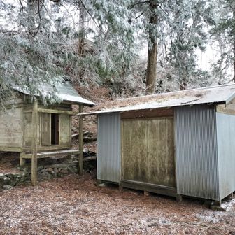 神社到着。

豊受神社の由緒は謎が多い。

なんと天武天皇の弟である大友皇子を祀っているという。
あれ？天武天皇は天智天皇の弟だよね？


更に由緒は続く。
大友皇子は戦に敗れたあとここに逃げて来て即位したという。

この戦とは？壬申の乱？白村江の戦い？
壬申の乱だとしたら歴史が変わります。

そして私はこの由緒を信じたい🤣

更にこの神社は式年遷宮をしている。
20年に1回、それも向きを変えて。

豊岡地区と豊坂地区に神様が向くように。
ちなみに豊岡地区に向く場合を米安
豊坂地区に向く場合を金安という

今は豊坂地区に向いている