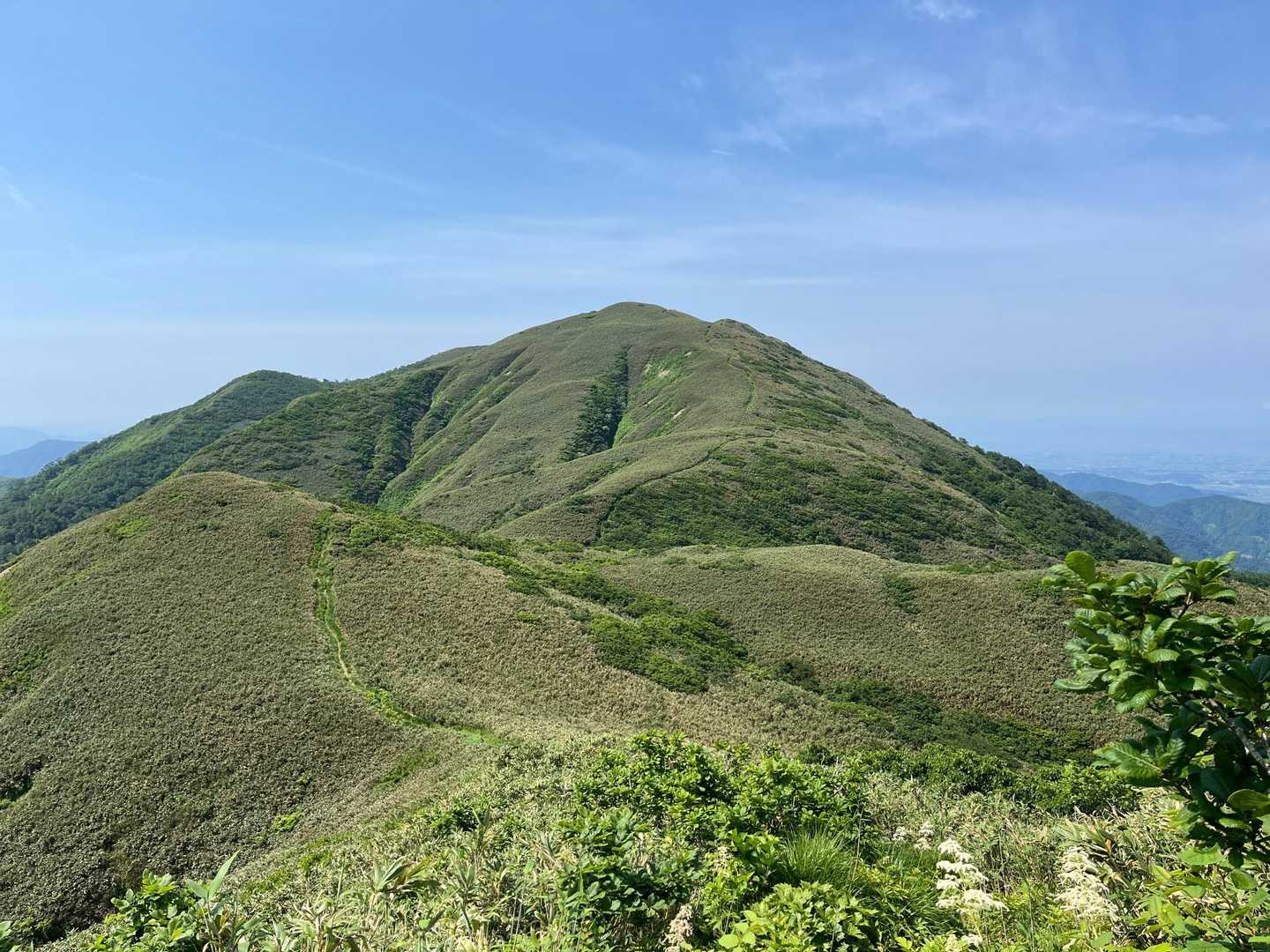 真昼への稜線歩き　道がキレイ