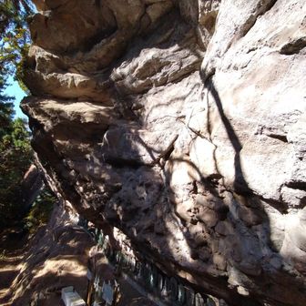 覆い被さる巨岩に圧倒されます