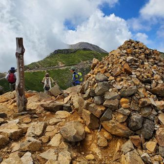 富士見岳（標高2872m）
後方に摩利支天岳の一部が見えます。
