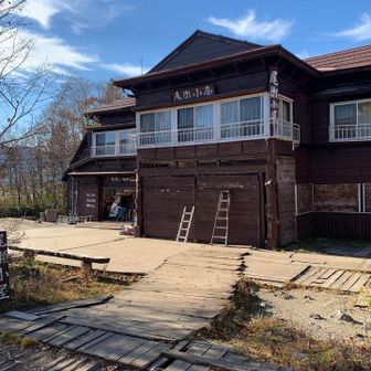 風呂、ビールを思い歩いてきた。そういえば昨日湯船で一緒だった人が、昨日で小屋じまいと言ってた、、、