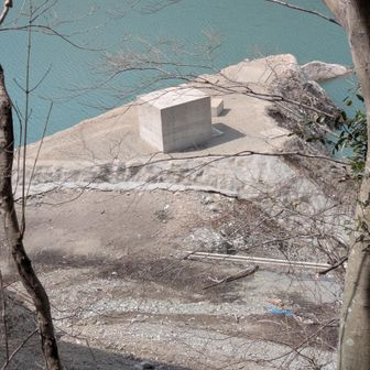 水位が下がって（おそらく）普段見えないものも見えました。