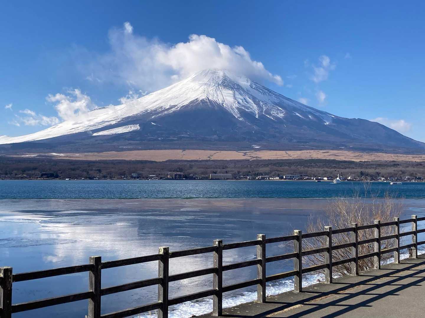 湖のふちには氷の欠片がたくさん🧊