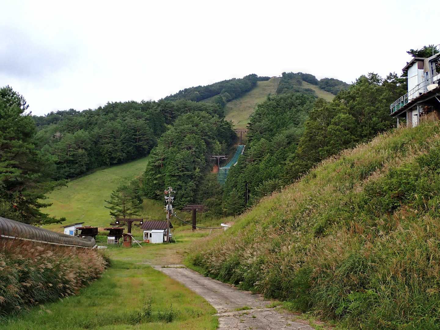 一旦下ります。大佐スキー場は上部のコースと下部のコースがが分断されていて、連続して滑れないのは、ここの地形が原因。