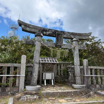 登頂🙌マムシ注意の貼紙があるので皆さんご注意ください。