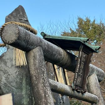 山頂の上ノ社は、お詣りの人が20人くらい並んではりました。