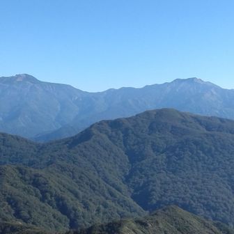 赤兎の奥に白山・別山