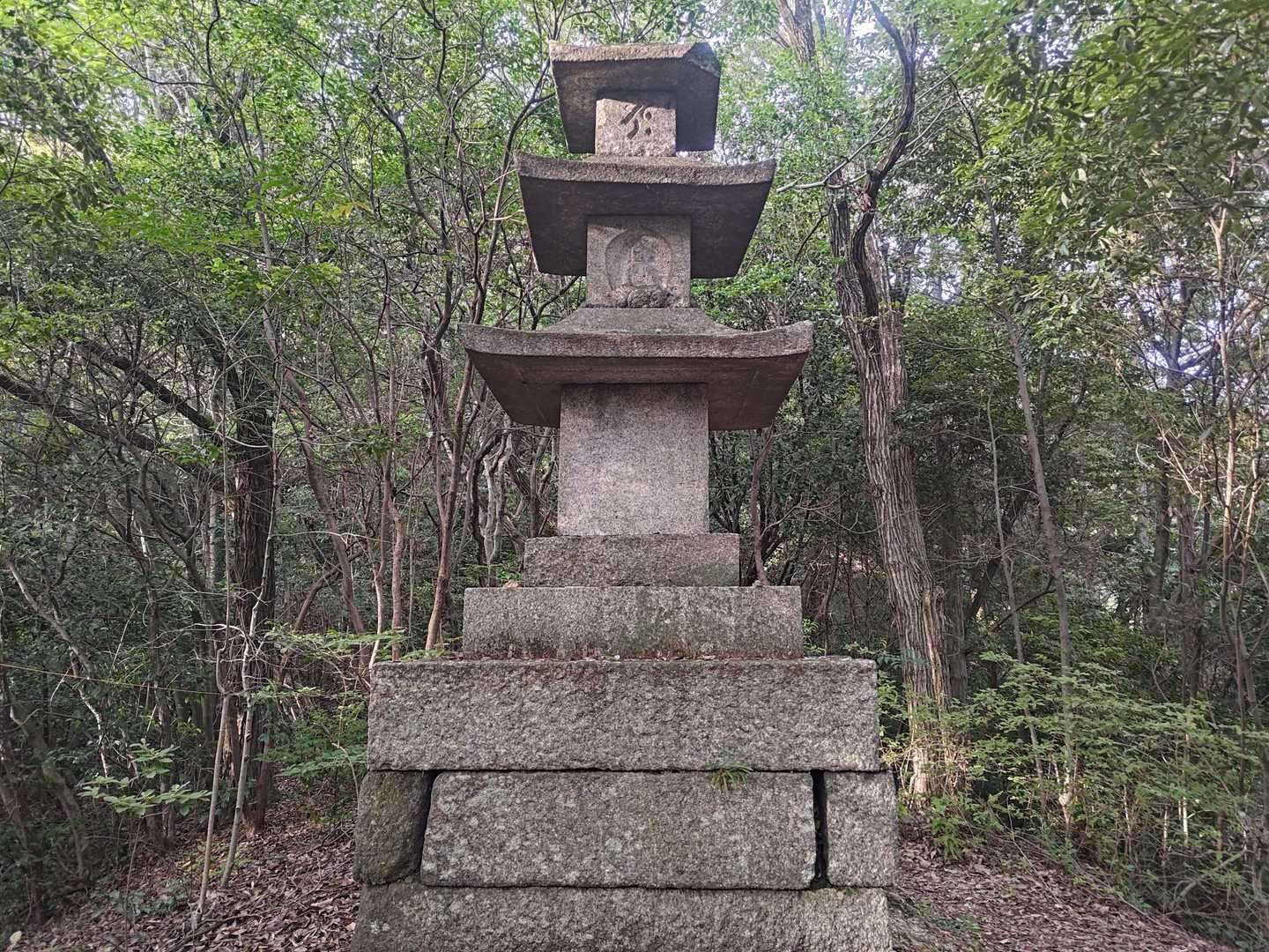 清閑寺山の山頂
標識はなく、この石塔のみ