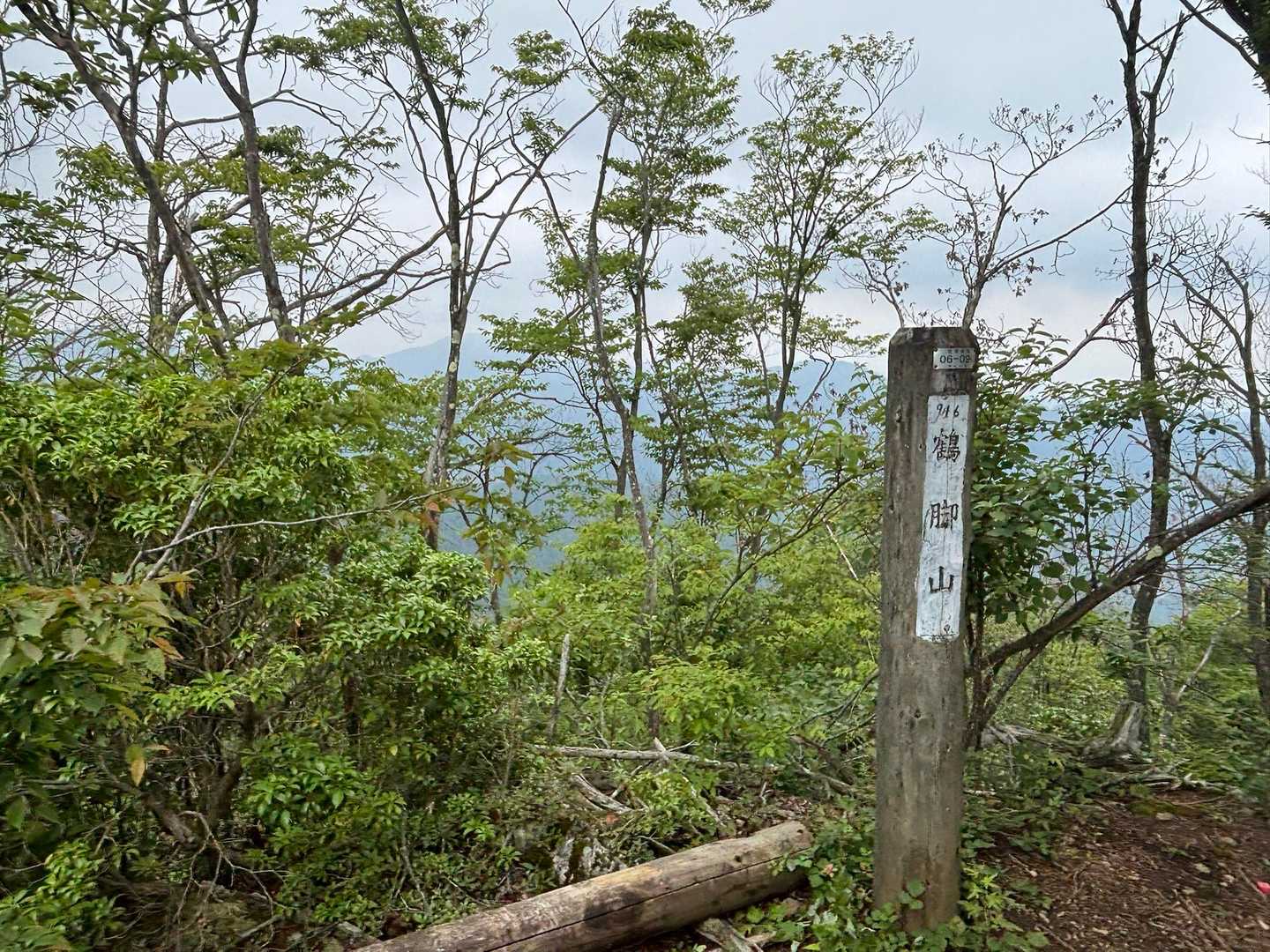 鶴脚山、休むスペース無し