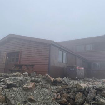 槍ヶ岳を目指したかったが明日は今日以上に雨確定なので下山を決意。南岳もすぐそこだけど視界悪いのでパス。