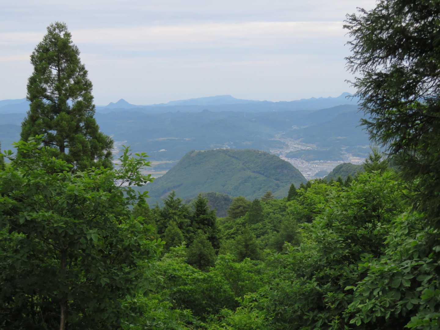 吉武台登山口へ向かう途中
から切株山と奥は八面山？