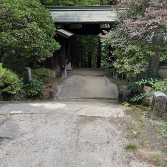 ここから出て、階段降りてから、右へが、軍畑駅への道です！