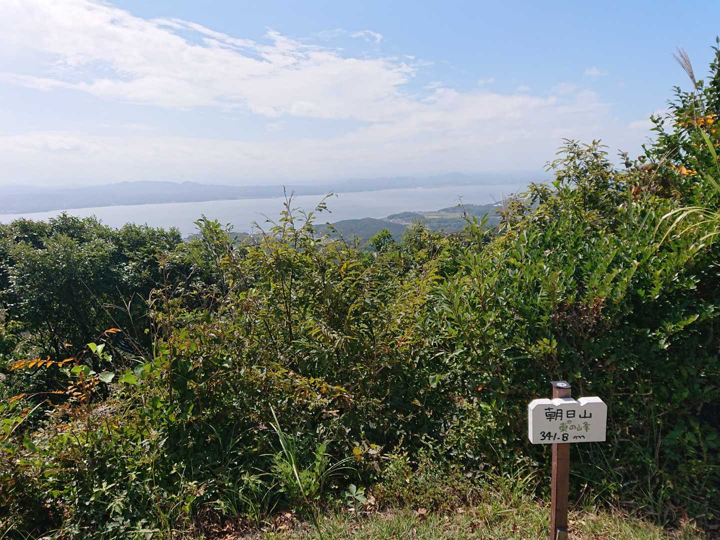 東ﾉ峰へ到着
向こうに仏経山