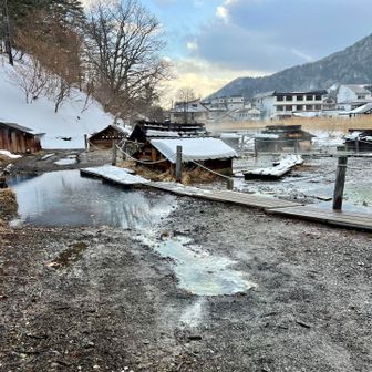 泉源の雰囲気好きなんですが、雪があるとまた良い感じですね♨️