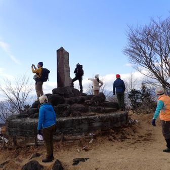 足柄峠の足柄城跡。みなさん思い思いに景色を堪能。