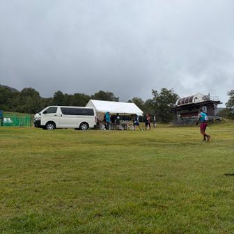 46km地点(4A)
2A-3Aは走りやすい山道で、高尾山のような慣れたトレイルができました
4Aからは一気に600mぐらい登るので気合と根性です🔥、登ったあとはゲレンデ→山道の緩やかな下り(1000mぐらい？)が10kmぐらい続いたと思います