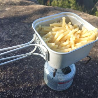 次にマカロニを3分茹でます