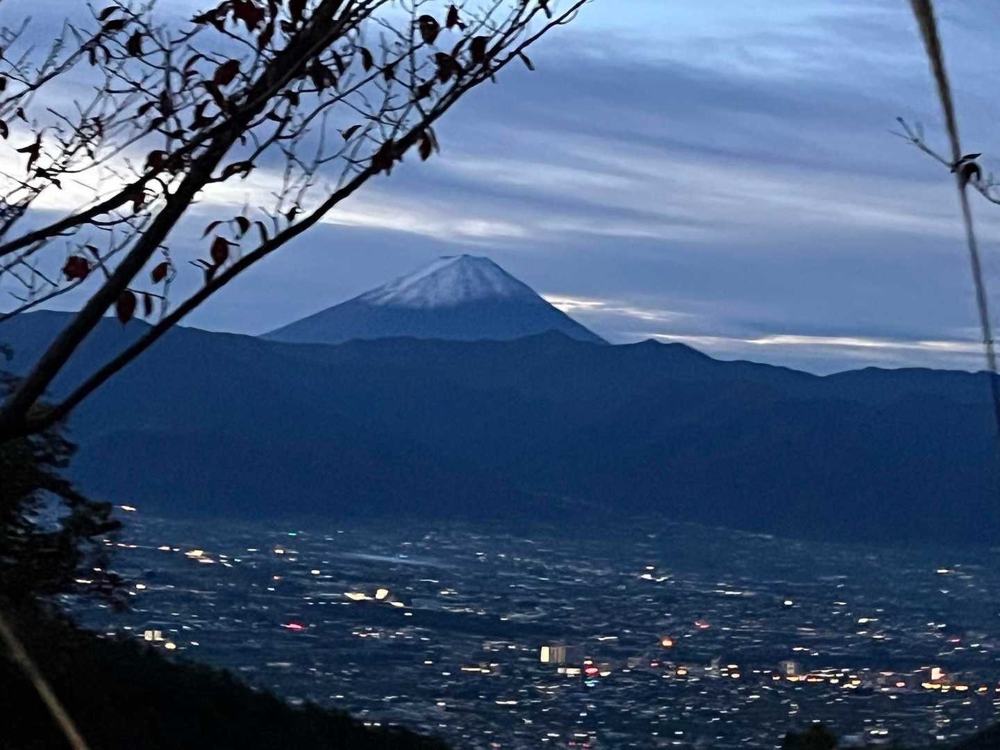 夜明け前の富士山登場🗻
久しぶりに冠雪したのを見たな～✨
