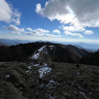 黒い雲に覆われて、石尾根は一気に暗くなり白い物が落ちてきた。
こんな日でも避難小屋のお掃除にと登って来ている人がいる。ボランティアさんで感謝しかないですが、綺麗に使わない登山者がいて散らかり、外にはビールの空き缶が捨てられていた。モラルの欠如ですかねー😮‍💨