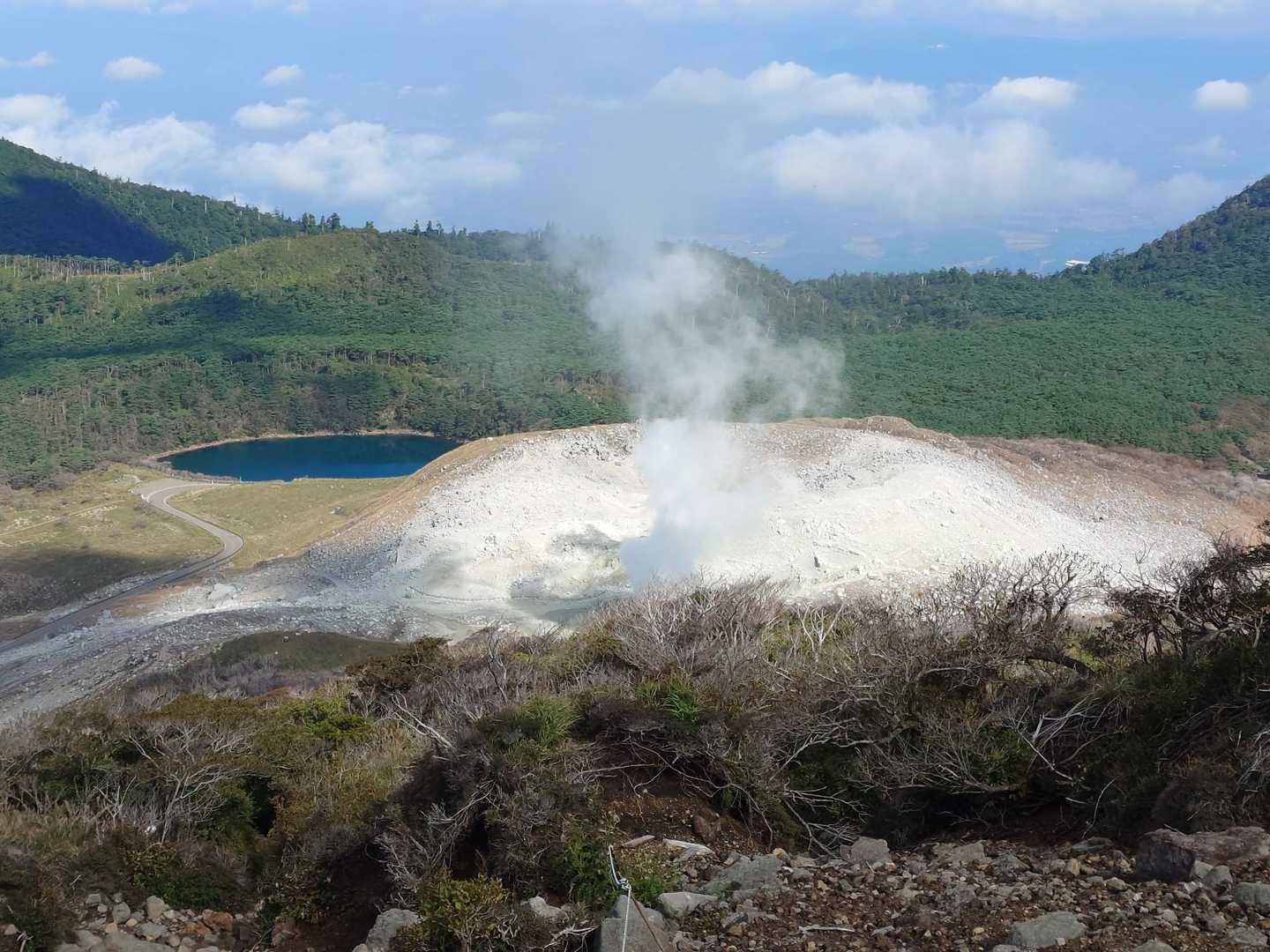韓国岳 | 爆裂火口と霧島連山のパノラマを一望する百名山の王道コースの写真