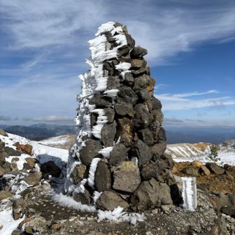 山頂ケルン
ここからは湯釜は見えないです