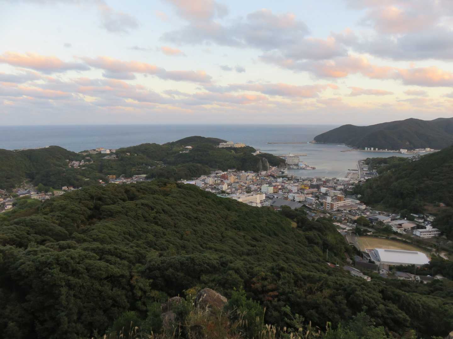 眺望は抜群です🎵🤗💕
厳原港が見えます。下に見えるのが、小学校のグラウンド(金石城跡)です。