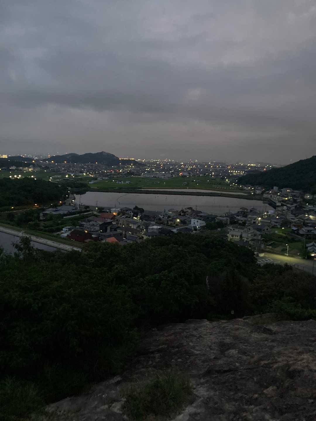 暗いので、空がどんよりしている事に気づきません