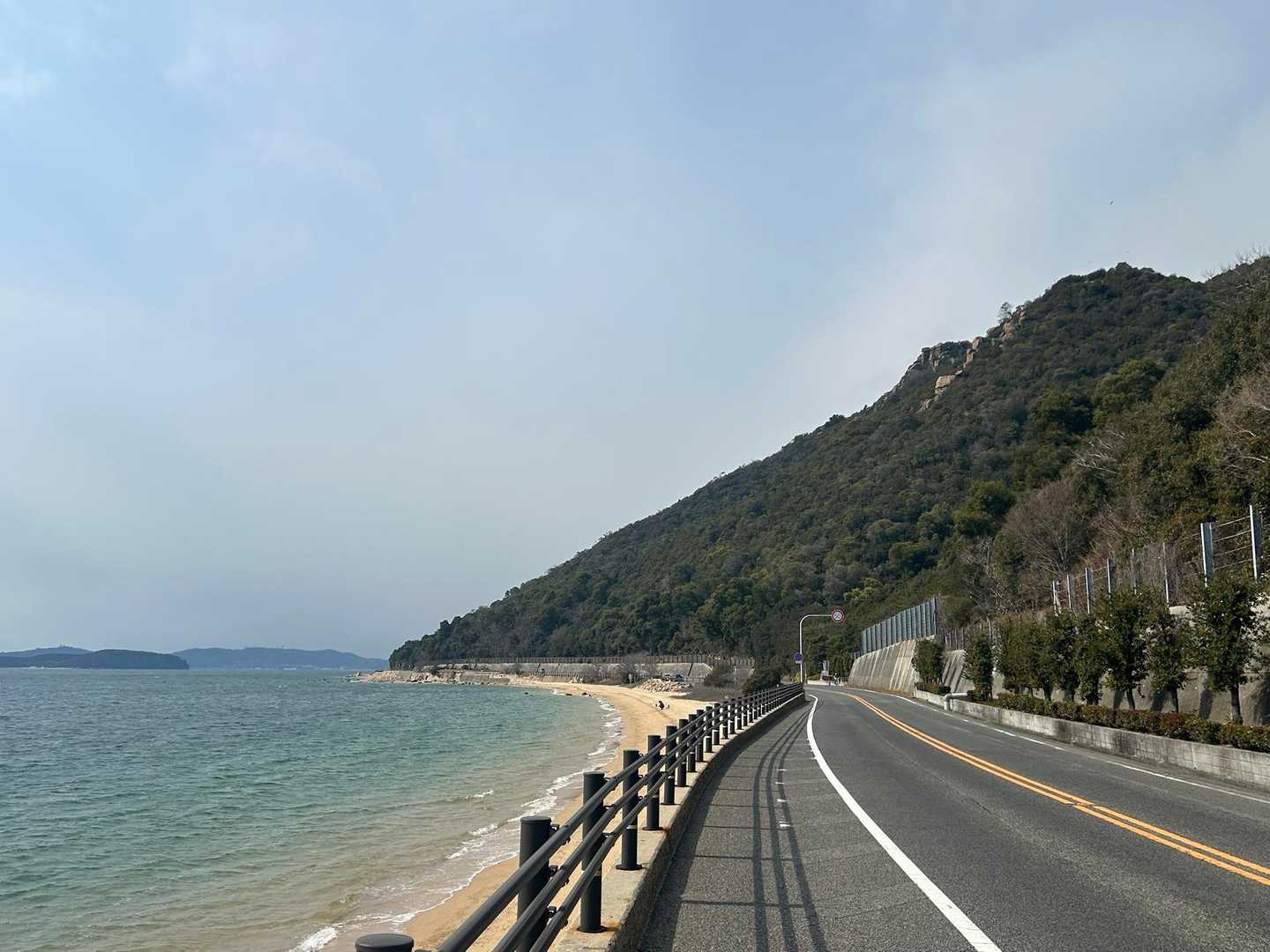 ここから海岸線沿いを歩いて駐車場へ