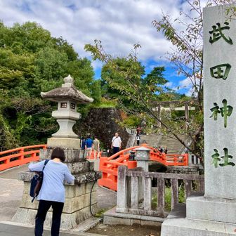  
甲府駅から約20分で武田神社到着！

武田神社は、あの戦国時代の名将・武田信玄公を御祭神として祀っている有名な神社です。

