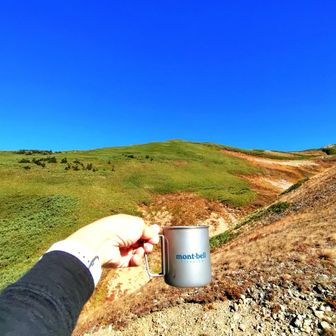 雪倉岳を眺めながらのコーヒータイム、至福の時間。