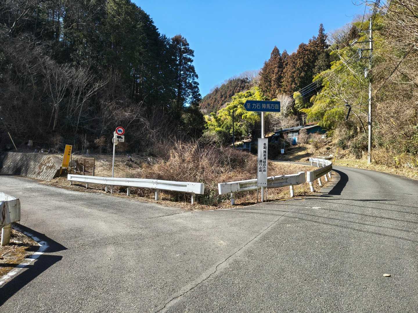 この分岐を左へ
真っ直ぐ行った先にはオープンテラスの古民家風カフェが見えて、お客さんが結構いて賑わってる感じです☕
ちょっと気になるけど今日はスルー😅