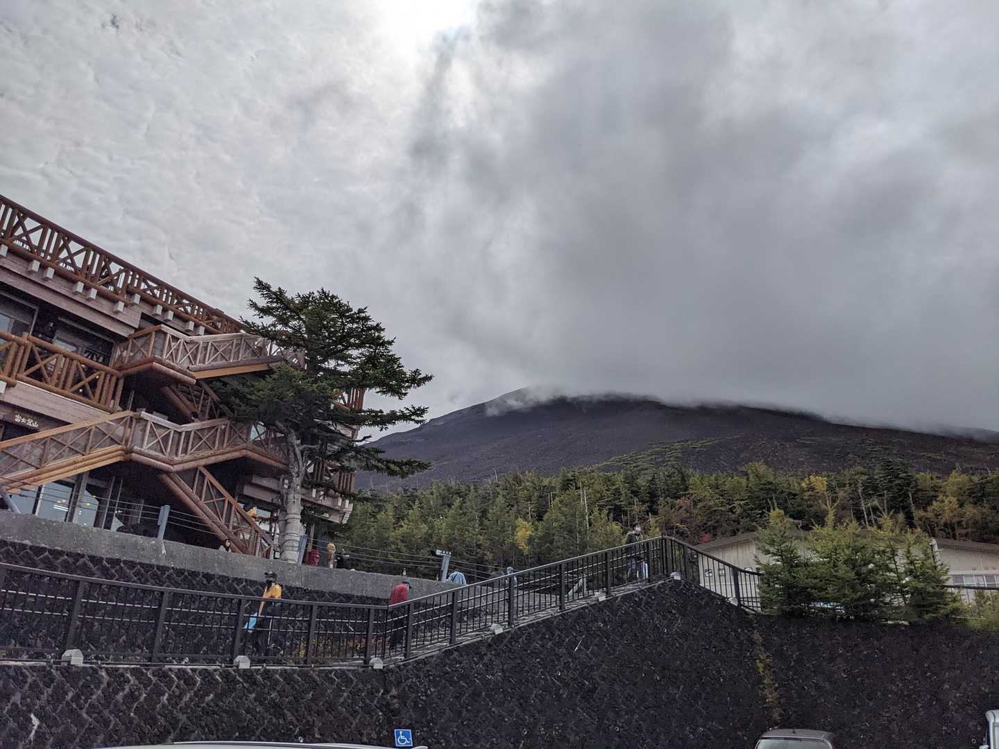 中央道から見た富士山🗻は雲の中だったのに〜五合目へ到着と共に〜♪
ﾆﾔ(･∀･)ﾆﾔ