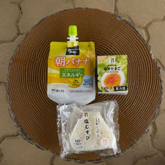 ここの東屋で、お昼ごはんを頂きます😁